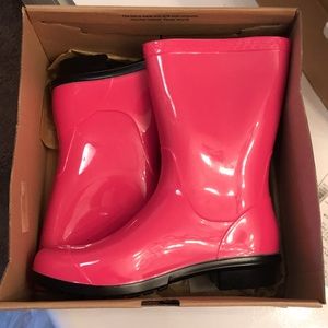 Pink UGG rain boots! 🎀
